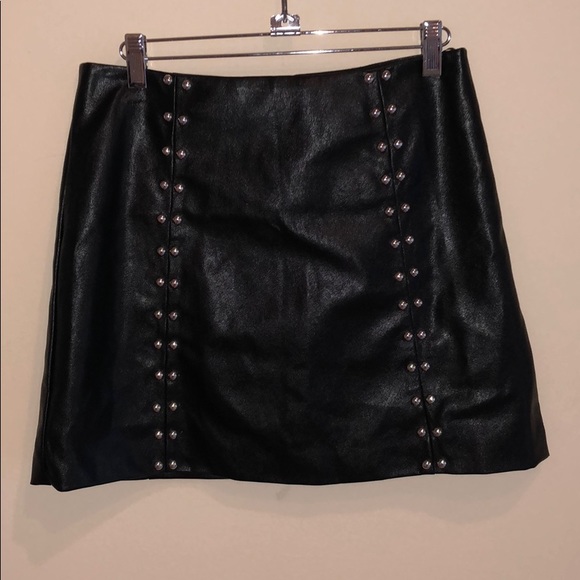 Forever 21 contemporary black leather skirt - Picture 3 of 5